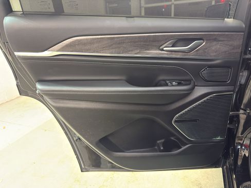 Used 2021 Jeep Grand Cherokee L Overland w/ Luxury Tech Group IV AWD/4WD image 28