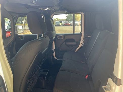Used 2022 Jeep Wrangler Unlimited Rubicon w/ Cold Weather Group AWD/4WD image 9