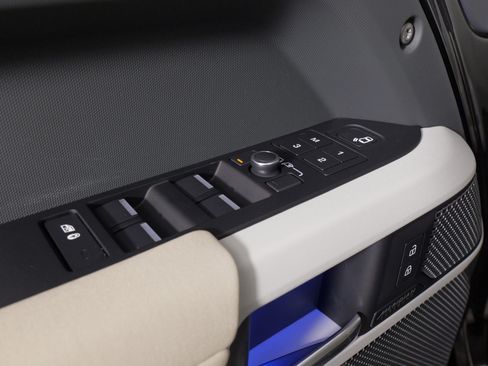 Used 2022 Land Rover Defender 110 SE image 27