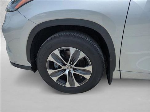 Used 2023 Toyota Highlander XLE FWD image 25