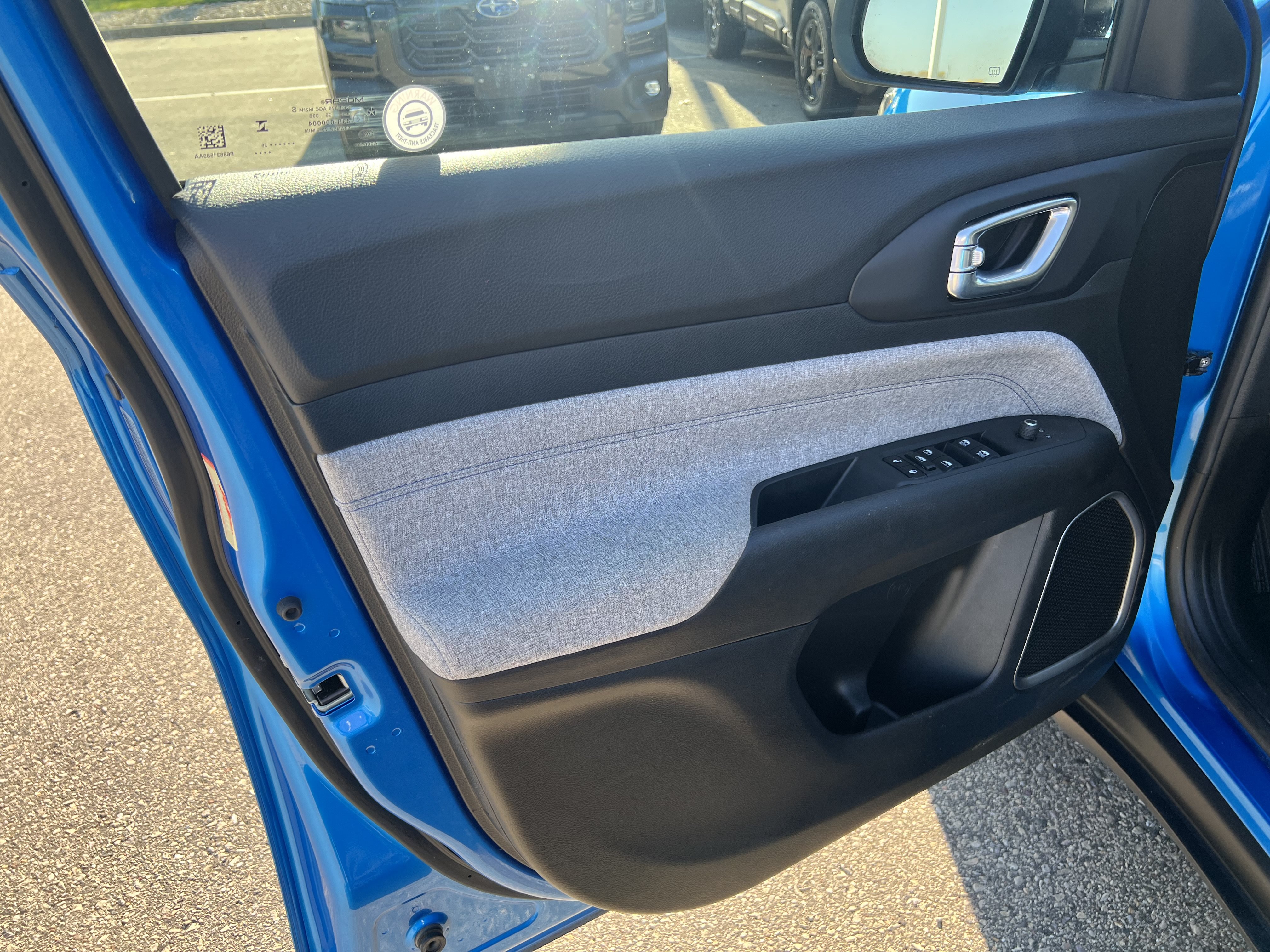 Used 2025 Jeep Compass Latitude AWD/4WD image 16