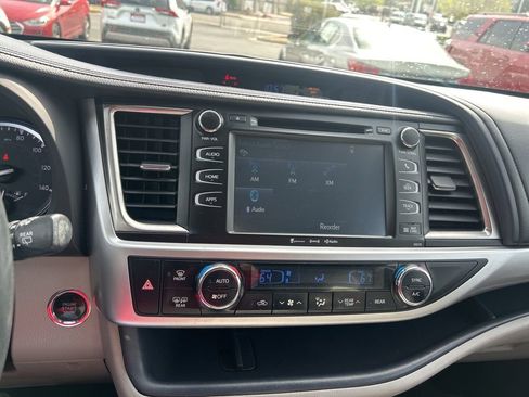 Used 2017 Toyota Highlander XLE w/ Carpet Mat Package image 27