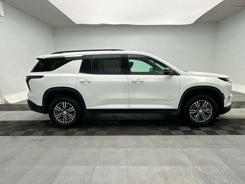 Used 2025 Chevrolet Traverse LT w/ Driver Confidence Package AWD/4WD image 8
