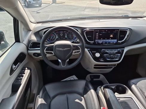 Used 2024 Chrysler Pacifica Touring-L FWD image 29