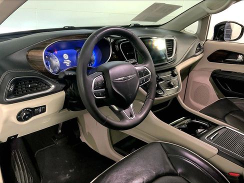 Used 2023 Chrysler Pacifica Limited image 14