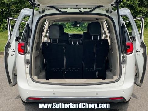 Used 2023 Chrysler Pacifica Touring-L FWD image 38