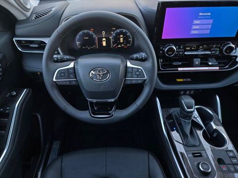 Certified 2026 Toyota Highlander Limited AWD/4WD image 12