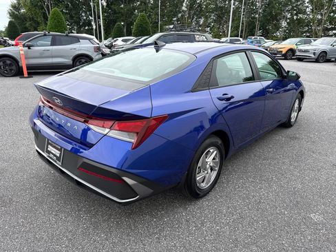 Certified 2025 Hyundai Elantra SE FWD image 7
