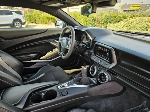 Used 2018 Chevrolet Camaro SS RWD image 31