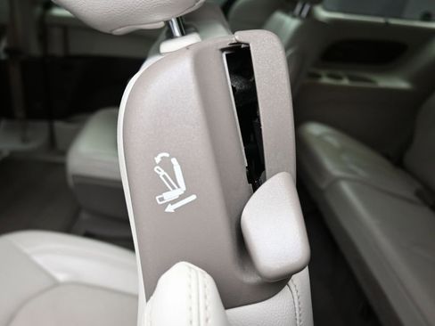 Used 2021 Chrysler Pacifica Touring-L FWD image 40