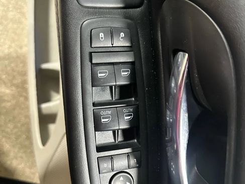 Used 2018 Dodge Grand Caravan SE w/ UConnect Hands-Free Group image 47