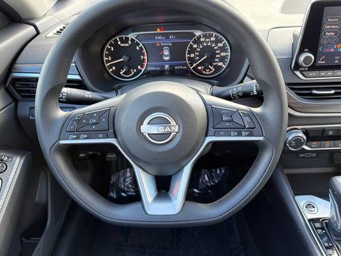 Used 2025 Nissan Altima 2.5 SV FWD image 14