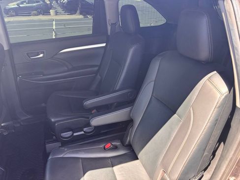 Used 2019 Toyota Highlander XLE AWD/4WD image 24