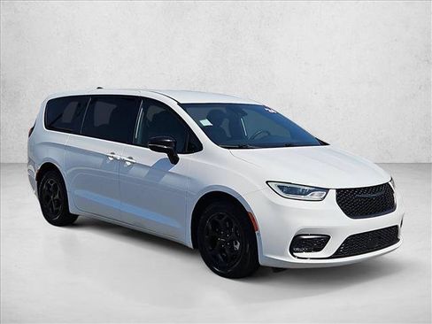 Used 2024 Chrysler Pacifica Limited FWD image 3