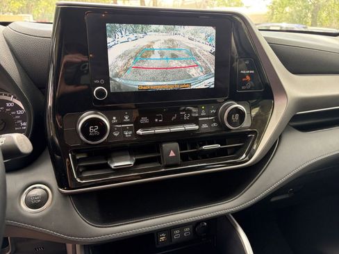 Used 2025 Toyota Highlander LE FWD image 17