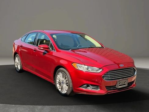 Used 2014 Ford Fusion SE w/ Equipment Group 202A FWD image 2