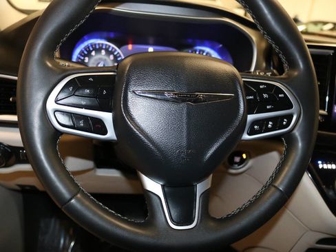 Used 2023 Chrysler Pacifica Touring-L image 38