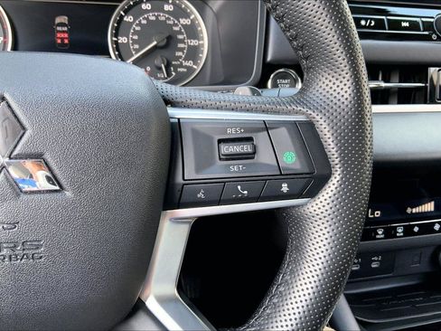 Used 2025 Mitsubishi Outlander SE FWD image 17