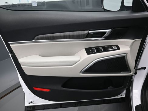 Used 2023 Kia Telluride EX image 11