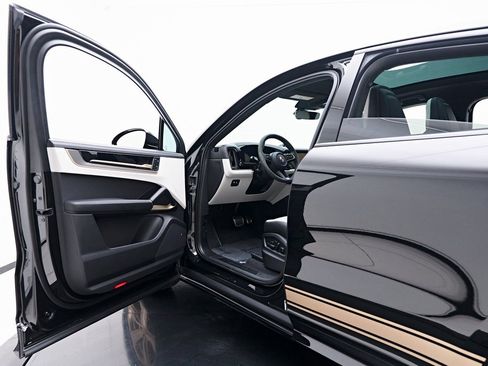 Used 2025 Porsche Cayenne GTS image 37