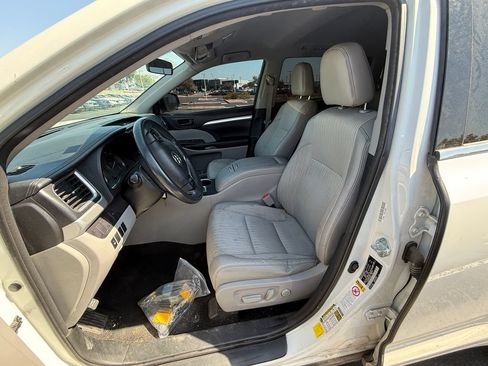 Used 2016 Toyota Highlander Plus FWD image 9