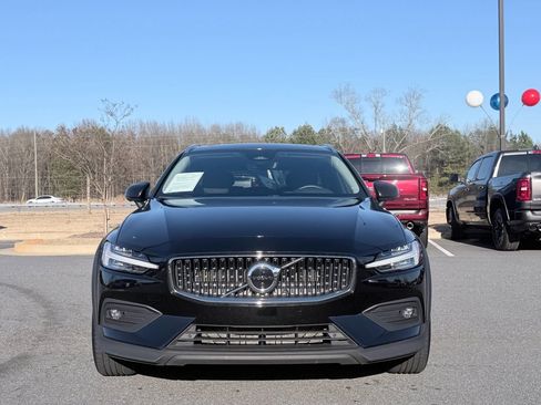 Used 2025 Volvo V60 B5 Cross Country Plus image 3