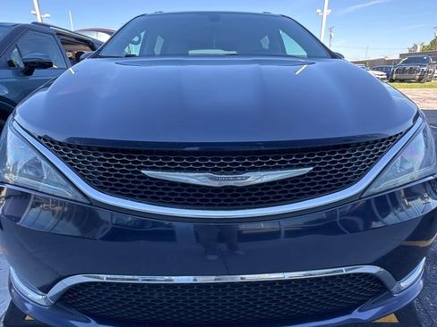 Used 2017 Chrysler Pacifica Touring-L w/ Tire & Wheel Group FWD image 3