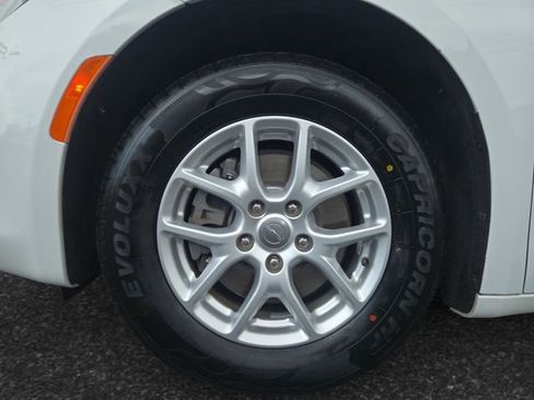 Used 2017 Chrysler Pacifica Touring FWD image 4