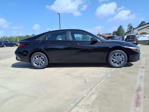 New 2026 Hyundai Elantra Hybrid FWD image 2