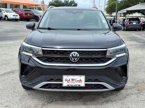 Used 2023 Volkswagen Taos SE w/ Panoramic Sunroof Package FWD image 5