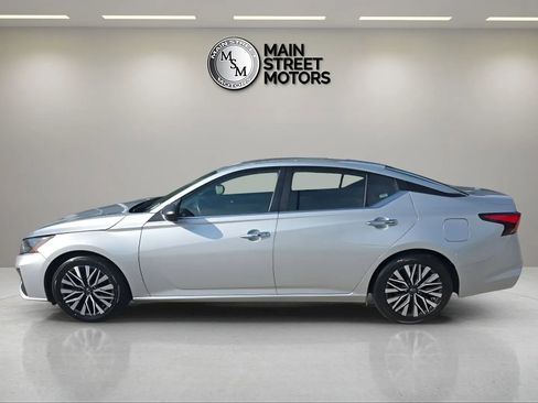 Used 2024 Nissan Altima 2.5 SV FWD image 2
