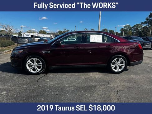 Used 2019 Ford Taurus SEL image 2