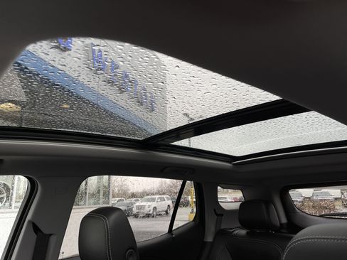 Used 2024 GMC Terrain SLT w/ Infotainment Package II image 29