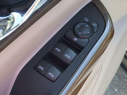 Used 2023 GMC Acadia SLE w/ Driver Convenience Package FWD image 17
