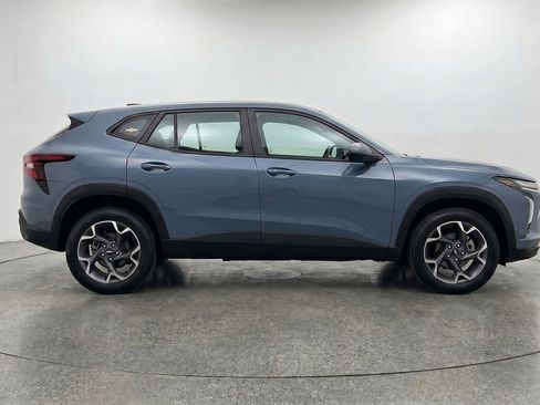 Used 2025 Chevrolet Trax LT FWD image 11
