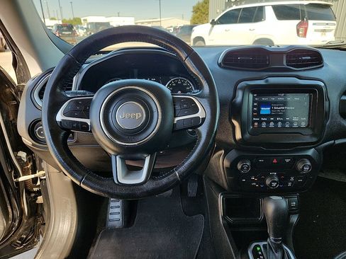 Used 2018 Jeep Renegade Latitude FWD image 7