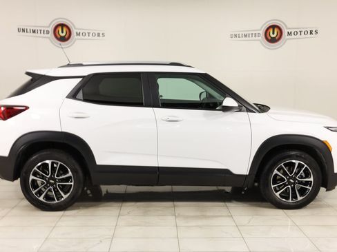 Used 2024 Chevrolet TrailBlazer LT w/ Convenience Package FWD image 2