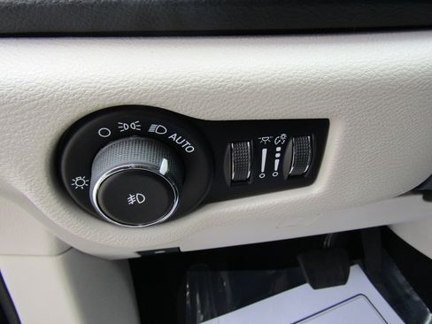 Used 2019 Chrysler Pacifica Touring-L Plus w/ Advanced Safetytec Group image 22