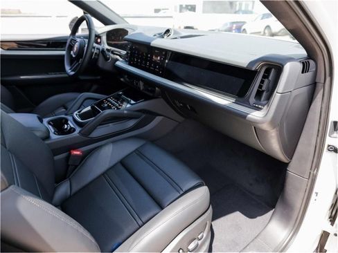 Certified 2025 Porsche Cayenne Coupe AWD/4WD image 27