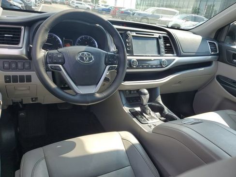 Used 2017 Toyota Highlander XLE AWD/4WD image 10