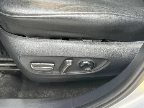 Used 2020 Toyota Highlander XLE AWD/4WD image 24