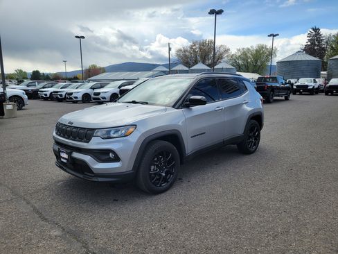 Used 2022 Jeep Compass Latitude AWD/4WD image 14