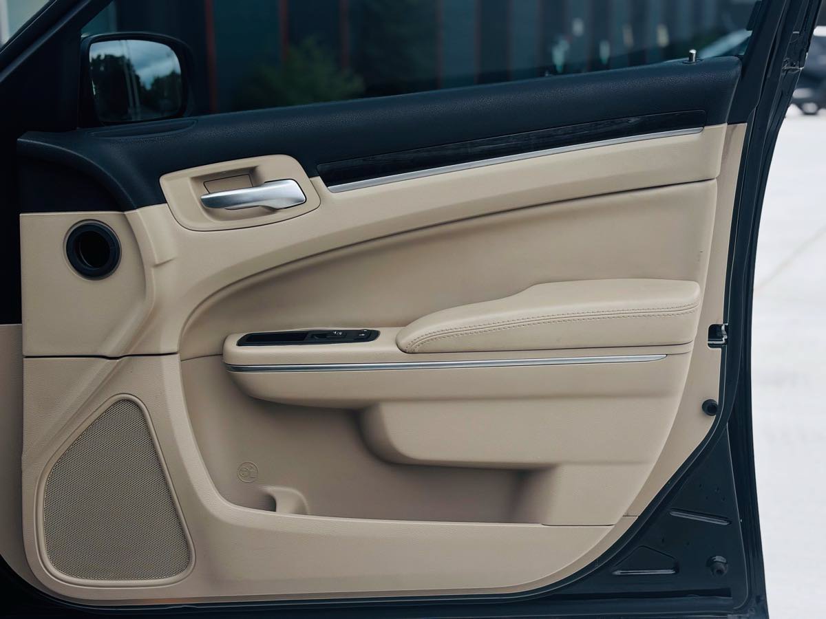 Used 2014 Chrysler 300 AWD image 41
