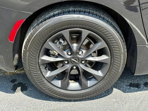 Used 2021 Chrysler Pacifica Touring w/ Uconnect Theater Family Group FWD image 30