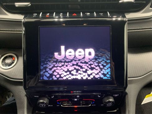 Used 2025 Jeep Grand Cherokee Altitude AWD/4WD image 13