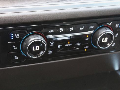Used 2022 Chevrolet Silverado 1500 LTZ w/ LTZ Convenience Package II AWD/4WD image 17