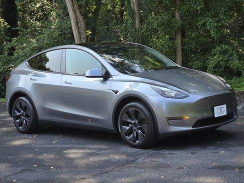 Used 2025 Tesla Model Y Long Range RWD image 9