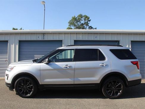 Used 2019 Ford Explorer XLT w/ Equipment Group 202A AWD/4WD image 9