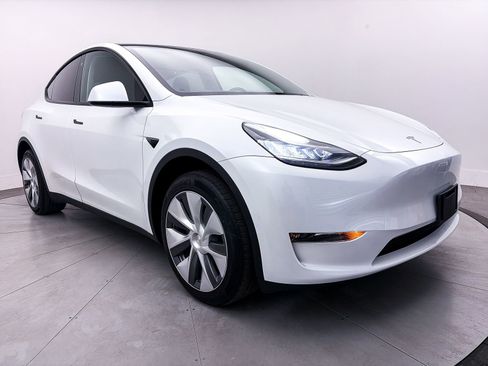 Used 2023 Tesla Model Y Long Range image 10