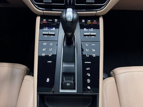 Used 2023 Porsche Macan Turbo AWD/4WD image 16